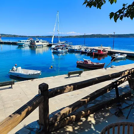 Capsulehotel Elenamou *